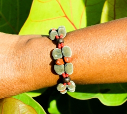 Bracelet 2 rangs : graines perles du Zanzibar - jaspe rouge