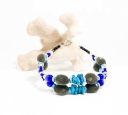 Bracelet 2 rangs : graines perles du Zanzibar - coquillages bleus