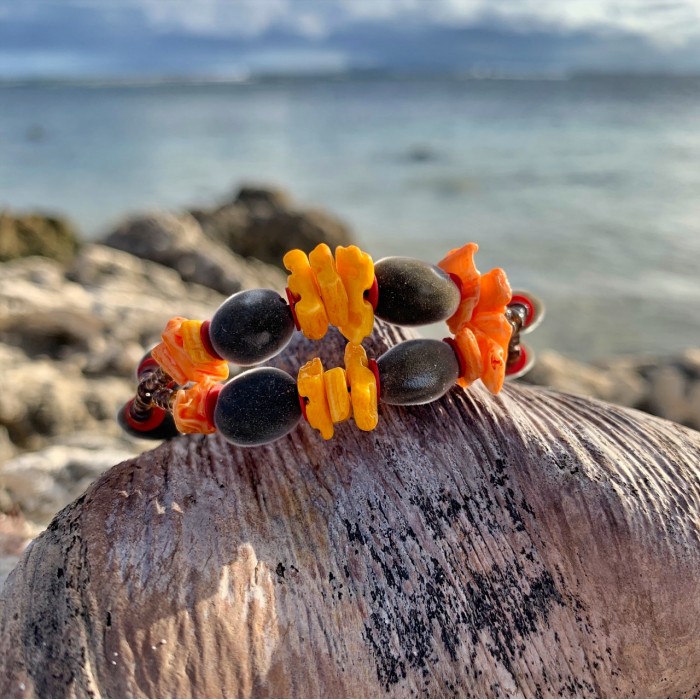 Bracelet 2 rangs : graines perles du Zanzibar - coquillages orange