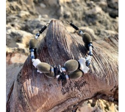 Bracelet 2 rangs : graines perles du Zanzibar - coquillages blancs et noirs