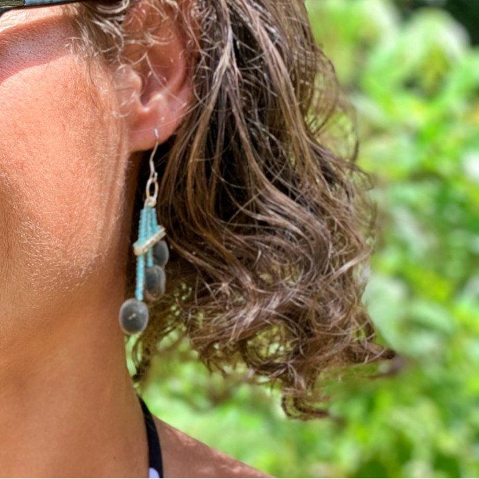 Boucles d'oreilles : perles du Zanzibar - strass - bleu