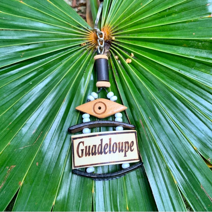 Porte clé : bambou écrit Guadeloupe, rocaille blanc