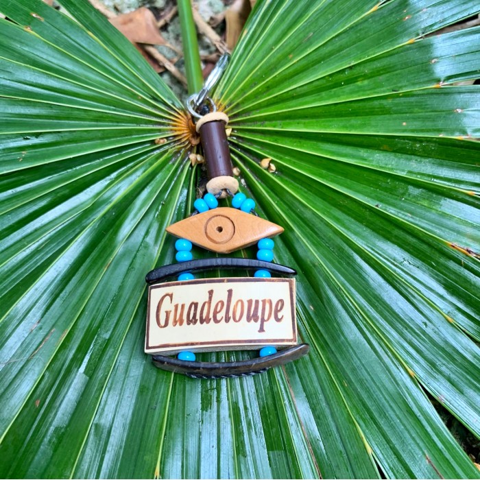 Porte clé : bambou écrit Guadeloupe, rocaille bleu ciel