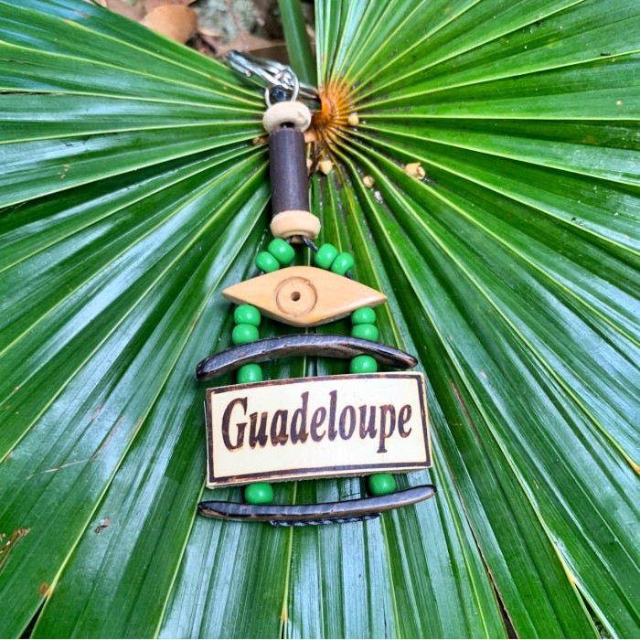 Porte clé : bambou écrit Guadeloupe, rocaille vert