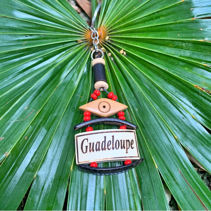 Porte clé : bambou écrit Guadeloupe, rocaille rouge