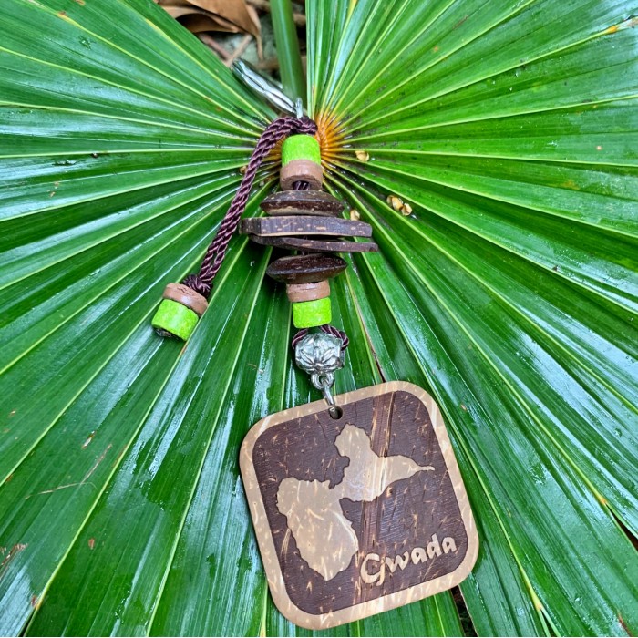 Porte clé : noix de coco - carré - carte Guadeloupe - vert