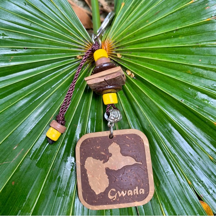 Porte clé : noix de coco - carré - carte Guadeloupe - jaune